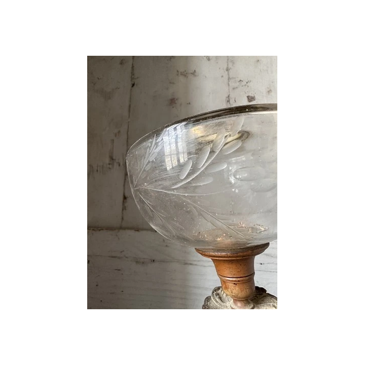 Globe de lampe à pétrole ancien gravure personnages et fleurs 