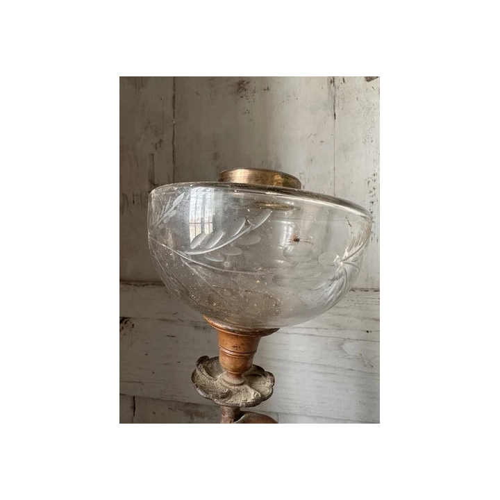 Globe de lampe à pétrole ancien gravure personnages et fleurs 