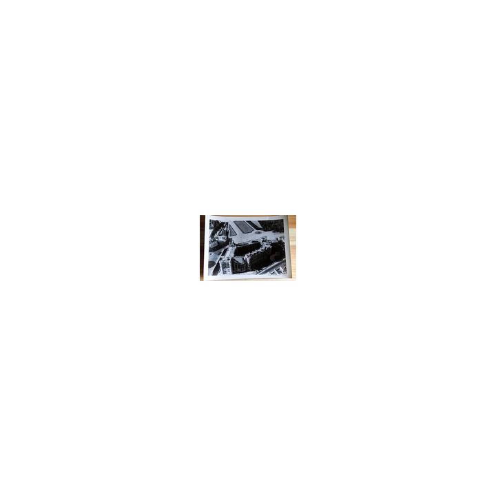 photo mode  jolie pin-up se chaussant vers 1990 silver print - S